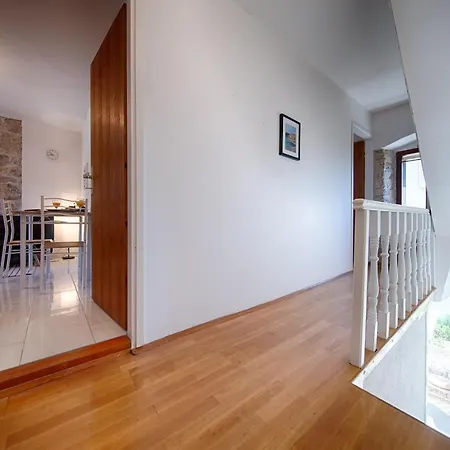 Villa Stone Daire Komiža